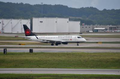 Photo of aircraft C-FEKS operated by Air Canada Express