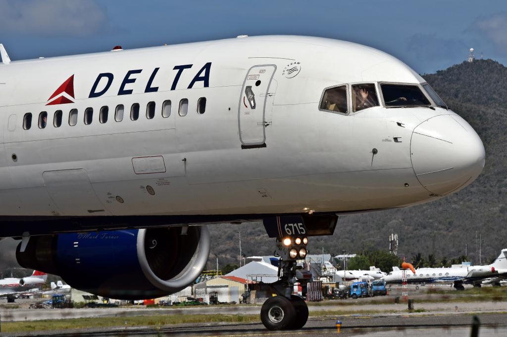 Photo of aircraft N6715C operated by Delta Air Lines