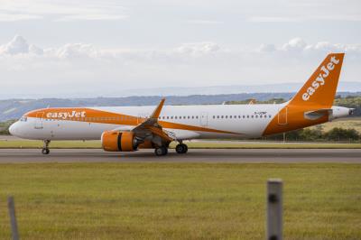 Photo of aircraft G-UZMF operated by easyJet