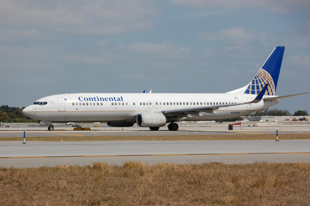 Photo of aircraft N32404 operated by Continental Air Lines