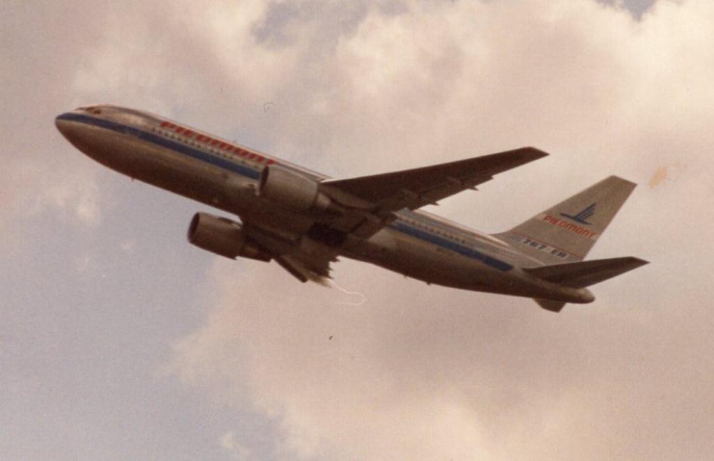 Photo of aircraft N647US operated by US Air
