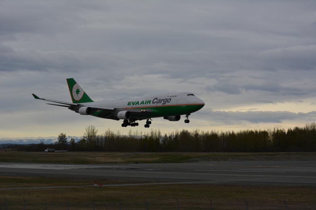 Photo of aircraft B-16401 operated by EVA Air