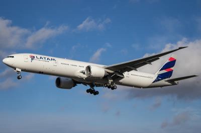 Image of aircraft registration PT-MUG - A 777-32W(ER) operated by LATAM Airlines Brasil