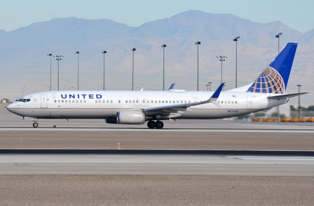 Photo of aircraft N77431 operated by United Airlines