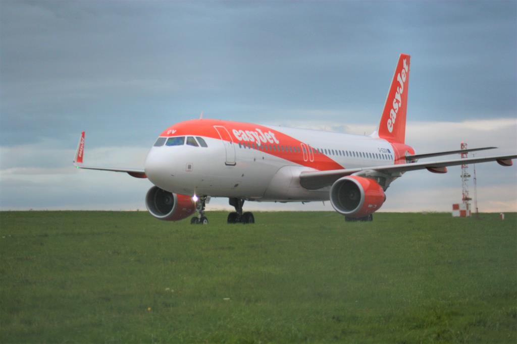 Photo of aircraft G-EZOV operated by easyJet