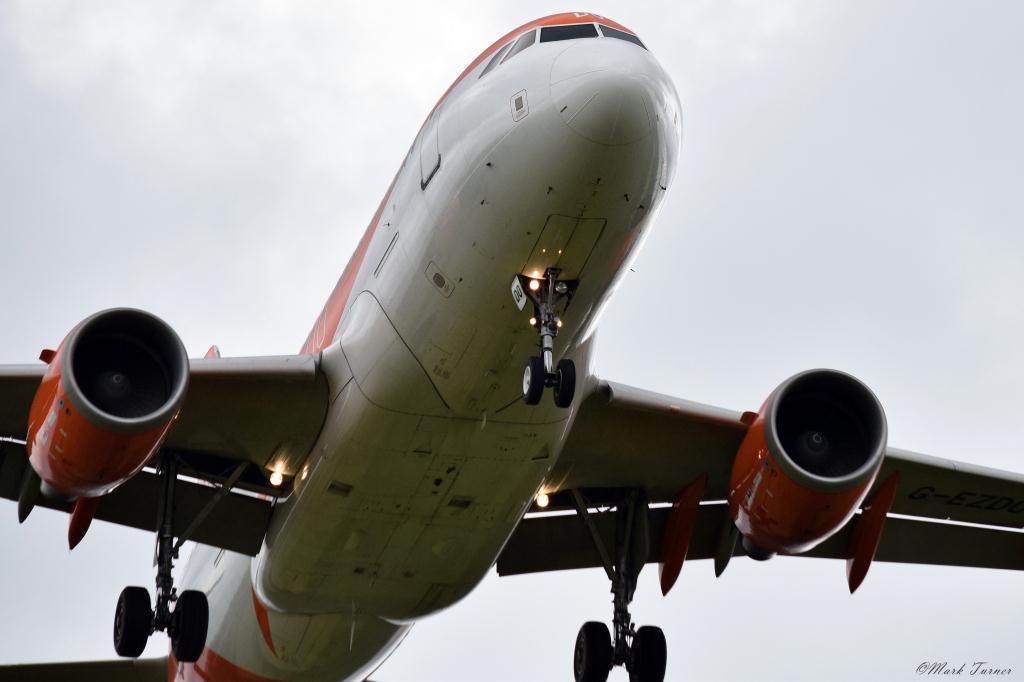 Photo of aircraft G-EZDO operated by easyJet