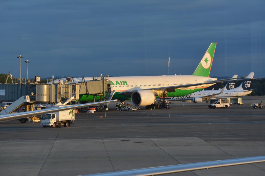 Photo of aircraft B-16717 operated by EVA Air