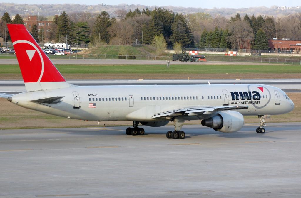 Photo of aircraft N516US operated by Northwest Airlines