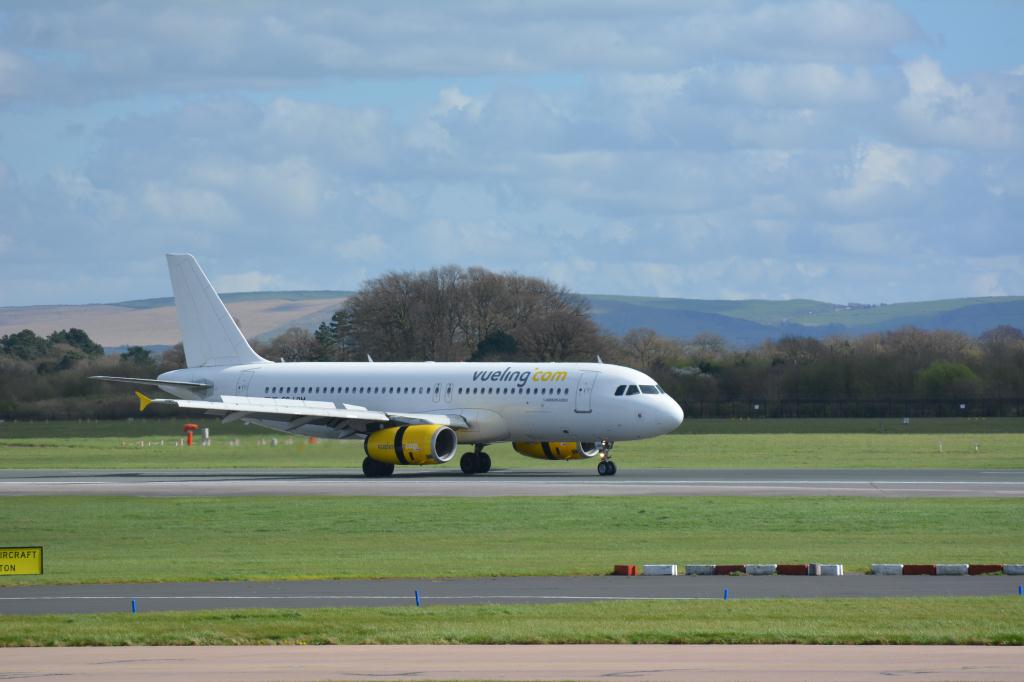 Photo of aircraft EC-LQM operated by Vueling