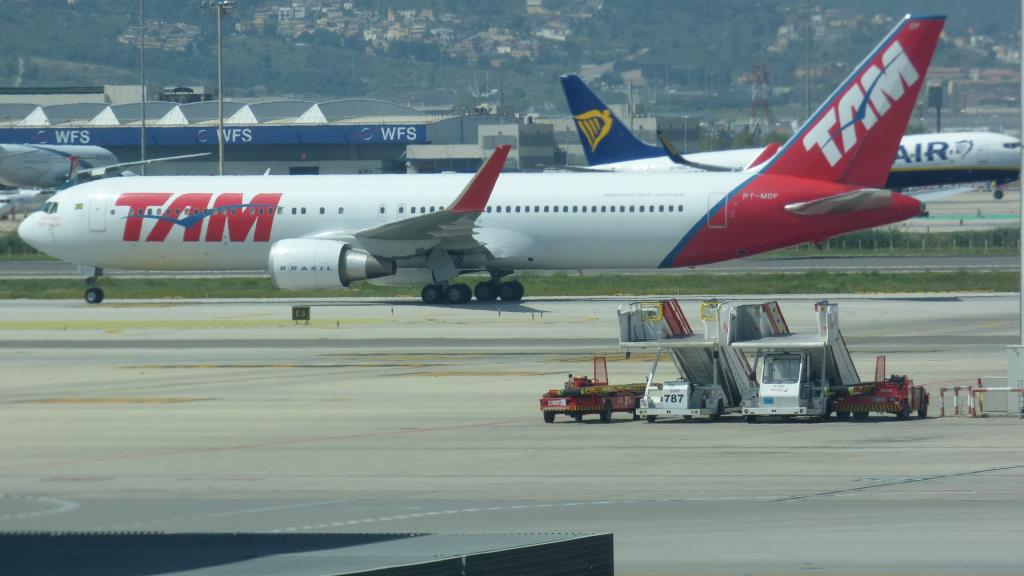 Photo of aircraft PT-MOF operated by LATAM Airlines Brasil