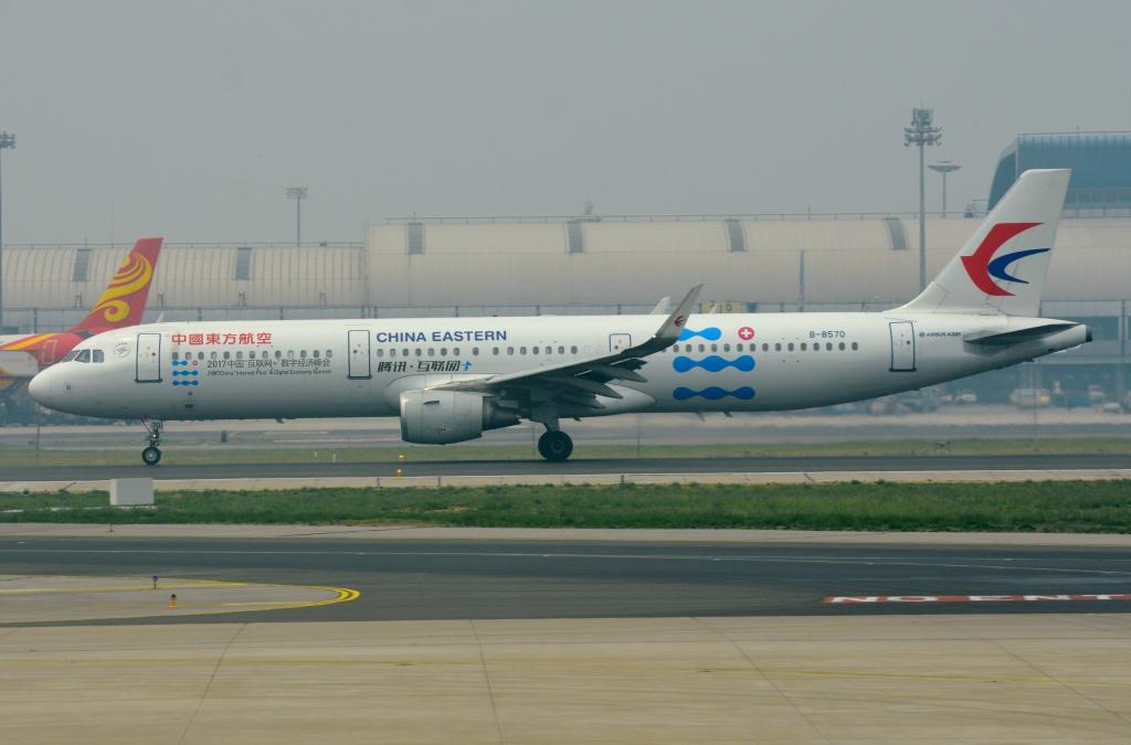 Photo of aircraft B-8570 operated by China Eastern Airlines