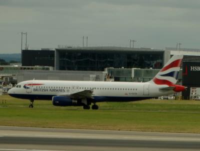 Photo of aircraft G-EUYB operated by British Airways