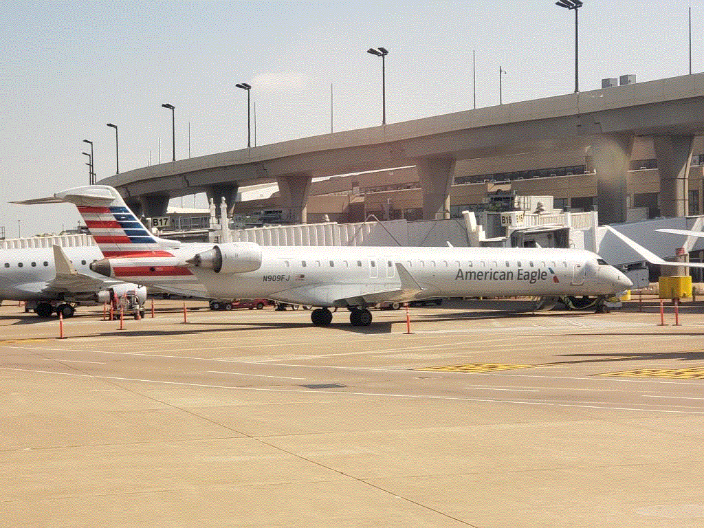 Photo of aircraft N909FJ operated by Mesa Airlines