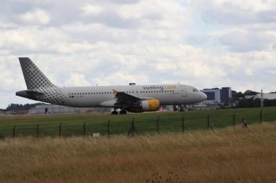 Image of aircraft registration EC-HGZ - A A320-214 operated by Vueling
