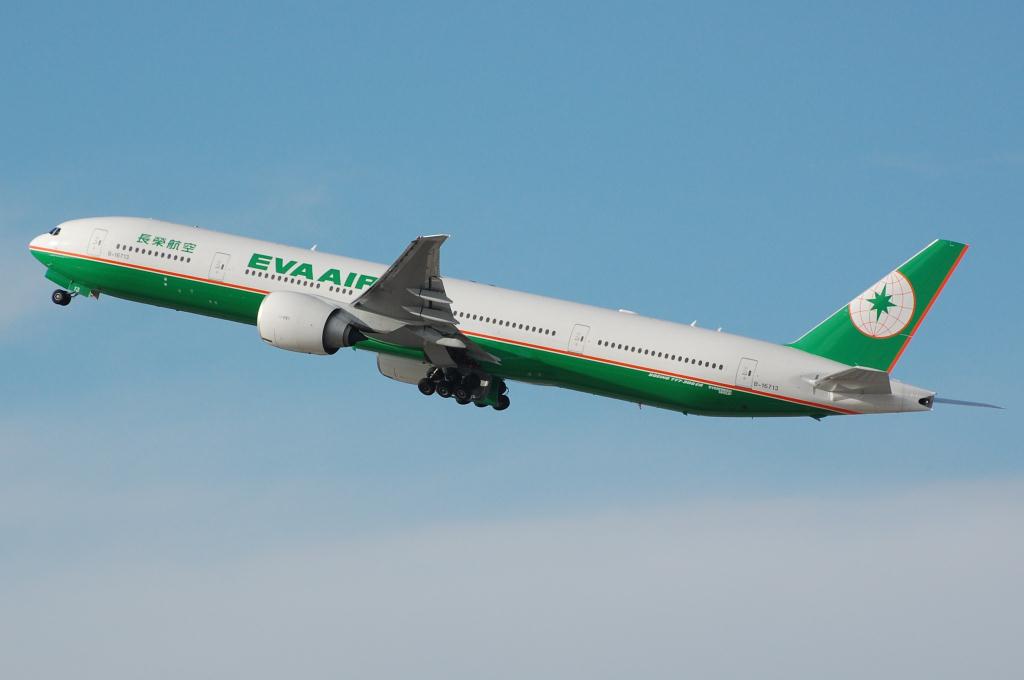 Photo of aircraft B-16713 operated by EVA Air