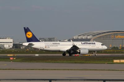 Photo of aircraft D-AINB operated by Lufthansa