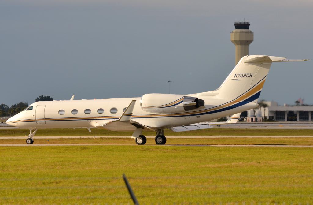 Photo of aircraft N702GH operated by GEH Air Transportation LLC