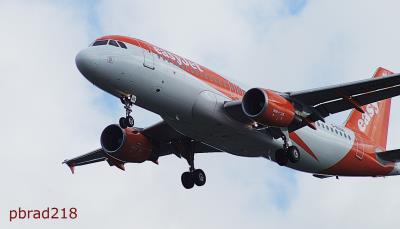 Image of aircraft registration G-EZUS - A A320-214 operated by easyJet