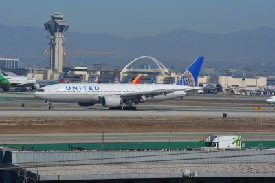 Photo of aircraft N775UA operated by United Airlines