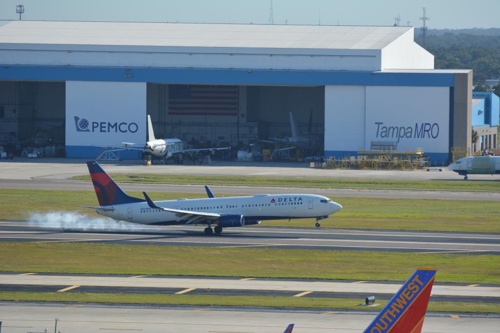 Photo of aircraft N805DN operated by Delta Air Lines