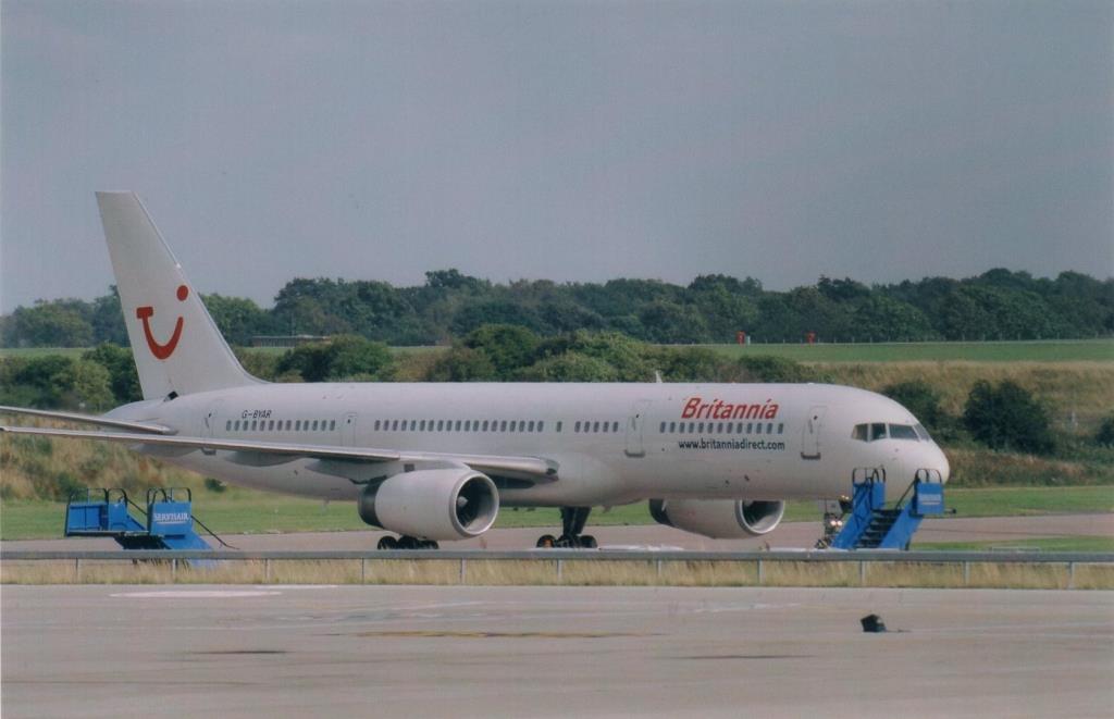 Photo of aircraft G-BYAR operated by Britannia Airways