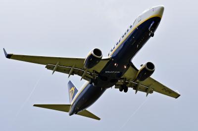 Photo of aircraft EI-EFW operated by Ryanair