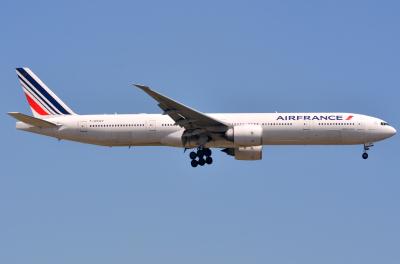 Photo of aircraft F-GSQV operated by Air France