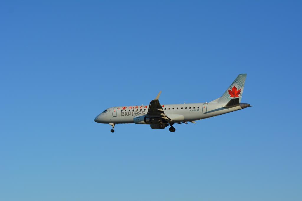 Photo of aircraft C-FUJE operated by Air Canada Express