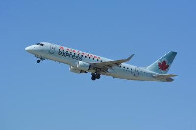Photo of aircraft C-FFYG operated by Air Canada Express