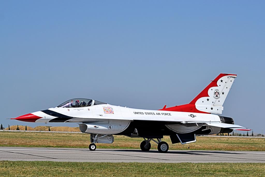 Photo of aircraft 92-3890 operated by United States Air Force