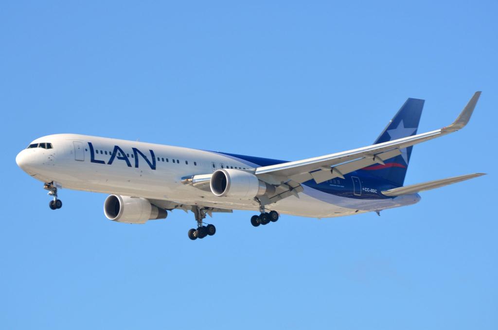 Photo of aircraft CC-BDC operated by LAN Airlines