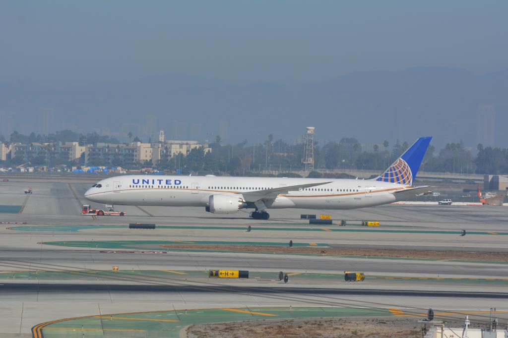 Photo of aircraft N16009 operated by United Airlines