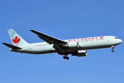 Photo of aircraft C-GHLK operated by Air Canada