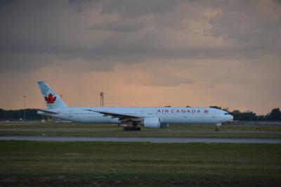 Image of aircraft registration C-FIVQ - A 777-333(ER) operated by Air Canada
