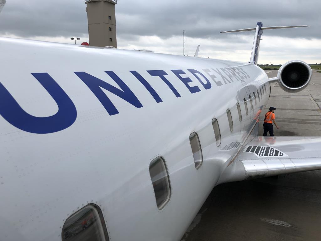 Photo of aircraft N417AW operated by Air Wisconsin