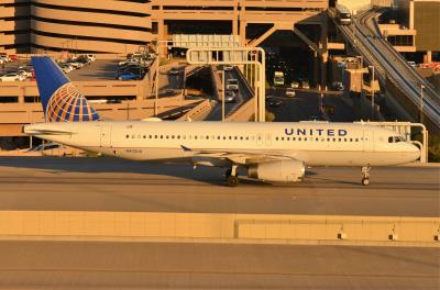 Photo of aircraft N402UA operated by United Airlines