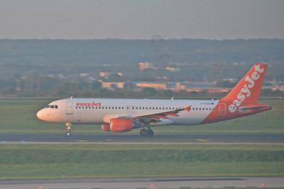Image of aircraft registration G-EZUA - A A320-214 operated by Easyjet