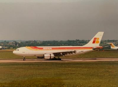 Photo of aircraft EC-DNQ operated by Iberia