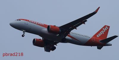 Photo of aircraft G-UZLI operated by easyJet
