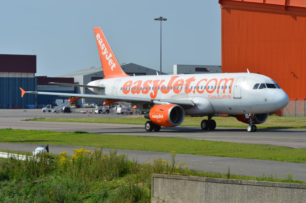 Photo of aircraft G-EZIU operated by easyJet