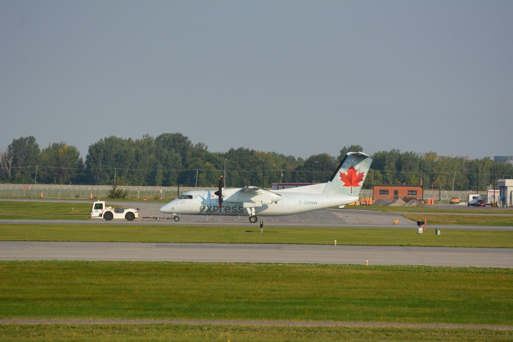 Photo of aircraft C-GONW operated by Air Canada Express