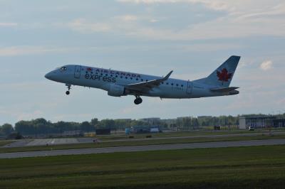 Photo of aircraft C-FEKJ operated by Air Canada Express