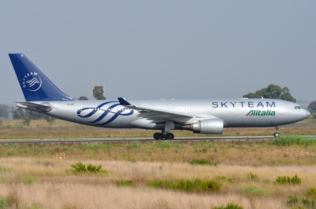 Photo of aircraft EI-DIR operated by Alitalia