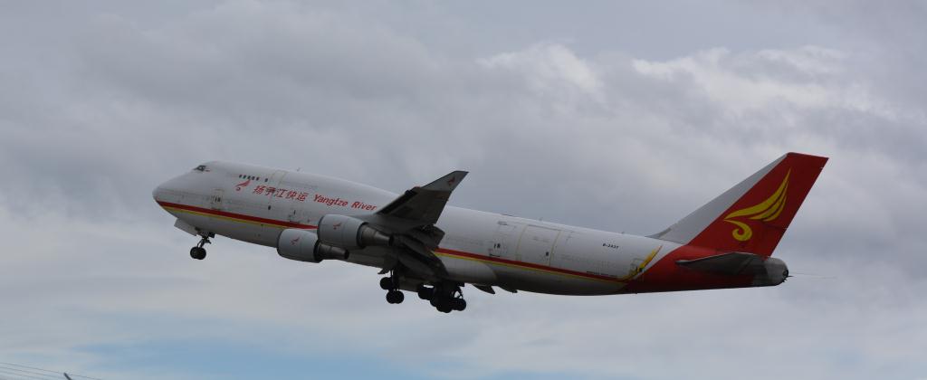 Photo of aircraft B-2437 operated by Yangtze River Express