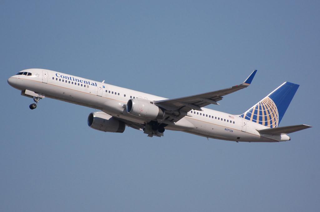 Photo of aircraft N17126 operated by Continental Air Lines