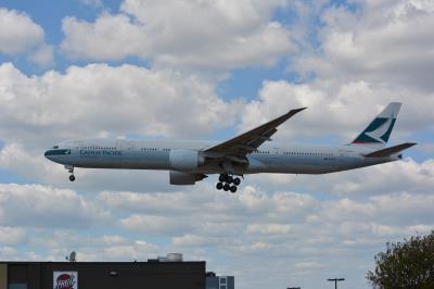 Image of aircraft registration B-KQX - A 777-367(ER) operated by Cathay Pacific Airways