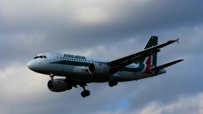Photo of aircraft EI-IMM operated by Alitalia