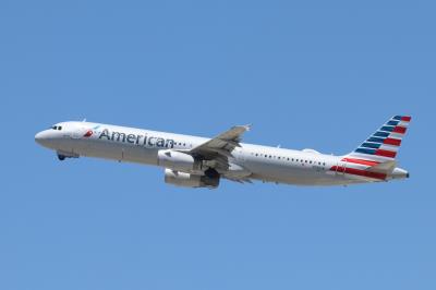Photo of aircraft N581UW operated by American Airlines