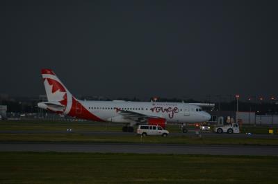 Photo of aircraft C-GITP operated by Air Canada Rouge
