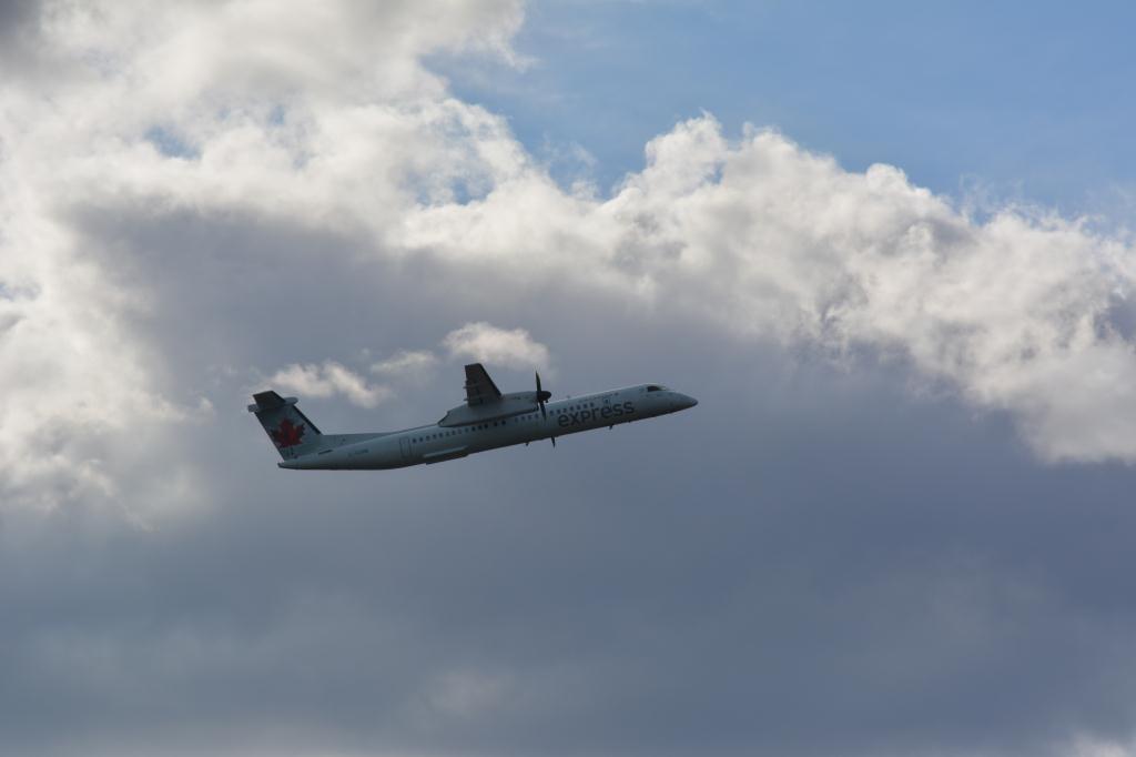 Photo of aircraft C-GGNW operated by Air Canada Express